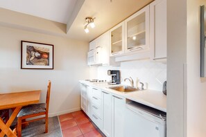 Four à micro-ondes, surface de cuisson, cafetière-théière, grille-pain