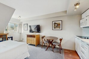 Tabla de planchar con plancha, wifi y ropa de cama 