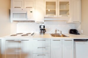 Four à micro-ondes, surface de cuisson, cafetière-théière, grille-pain