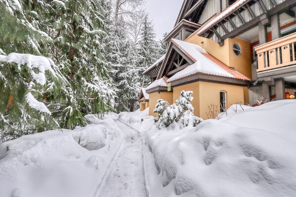 Exterior - Lovely second-floor getaway with balcony views, pool, & hot tub - walk to lifts (Whistler)