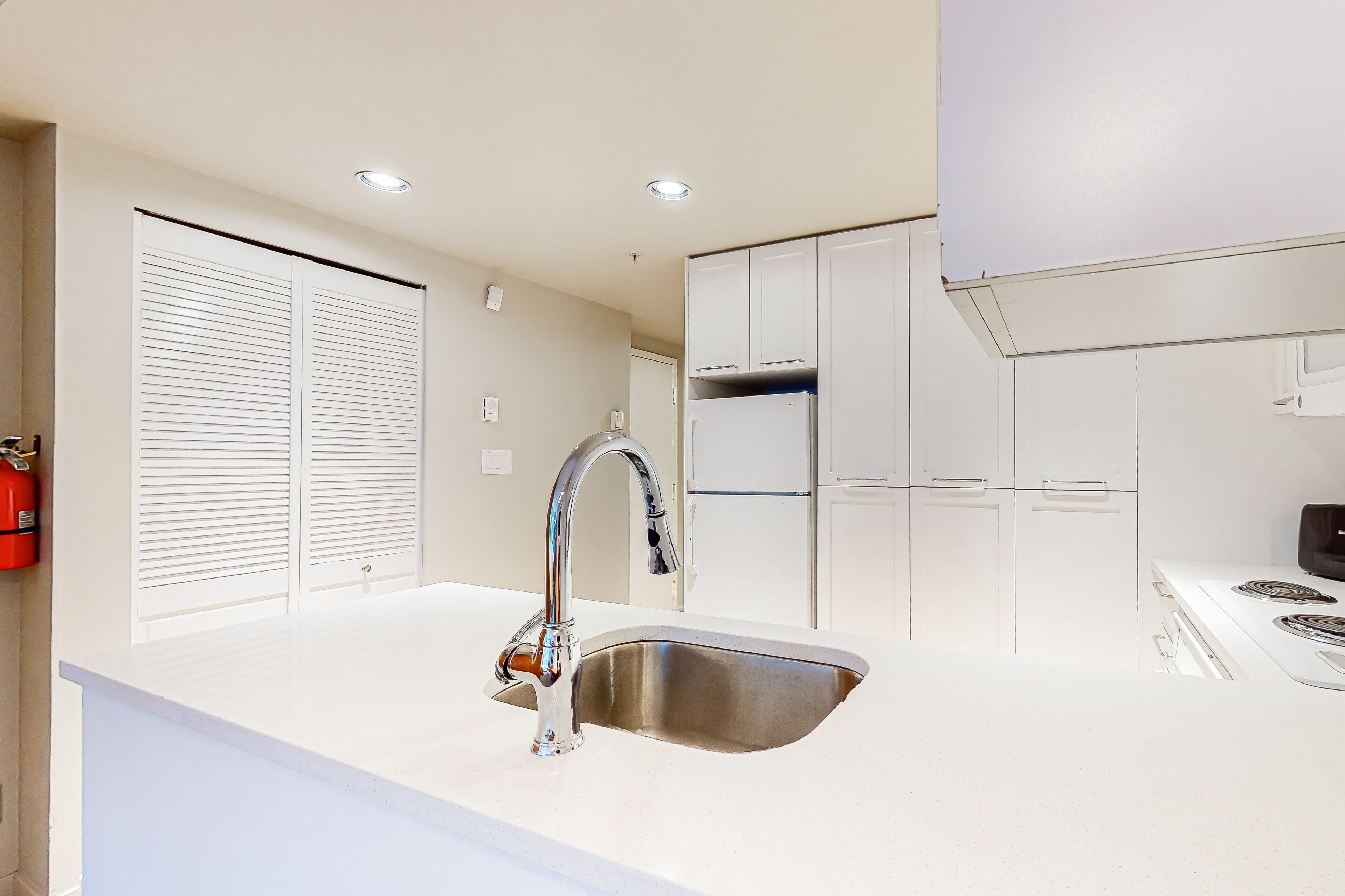 Mikrobølgeovn, ovn, kokeplater og oppvaskmaskin