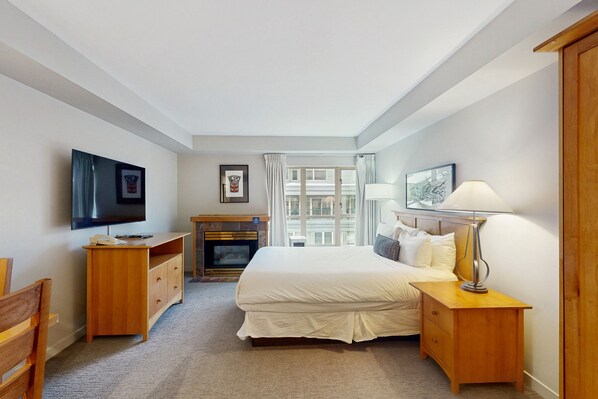 Fer et planche à repasser, accès à Internet (gratuit), literie fournie