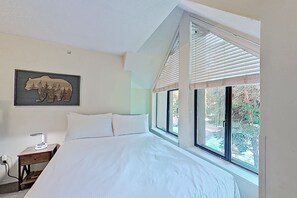 2 bedrooms, iron/ironing board, internet, bed sheets