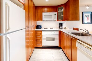 Microonde, forno, piano cottura, lavastoviglie