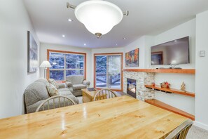 Televisión y chimenea