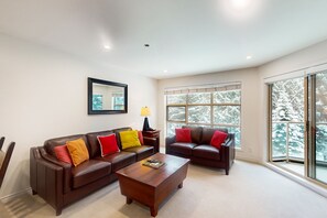 Televisión y chimenea 