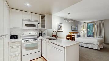 Mikrobølgeovn, ovn, kokeplater og oppvaskmaskin