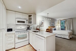 Mikrowelle, Ofen, Herdplatte, Geschirrspüler