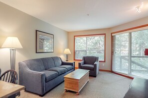 Téléviseur, foyer, sélection de films