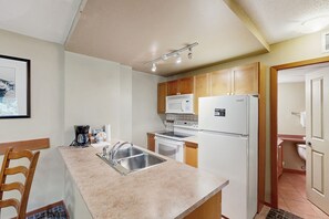 Réfrigérateur, four à micro-ondes, un four, surface de cuisson