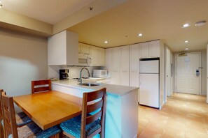 Réfrigérateur, four à micro-ondes, un four, surface de cuisson