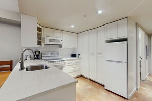 Réfrigérateur, four à micro-ondes, un four, surface de cuisson