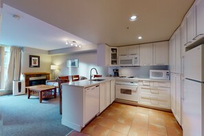 Réfrigérateur, four à micro-ondes, un four, surface de cuisson