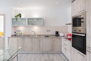 Fridge, microwave, oven, dishwasher - Casa Mercedes, Apt 1 - Sea View and Terrace, Puerto del Carmen - Lanzarote (Puerto del Carmen)