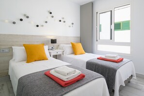 2 chambres, coffre-fort, fer et planche à repasser