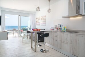 Réfrigérateur, micro-ondes, four, lave-vaisselle