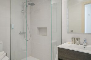 Dusche, Haartrockner, Handtücher
