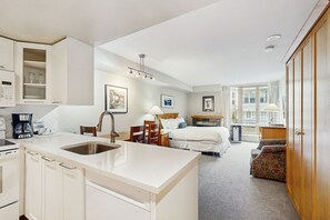 Bügeleisen/Bügelbrett, Internetzugang, Bettwäsche