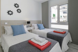 2 chambres, coffres-forts dans les chambres, fer et planche à repasser