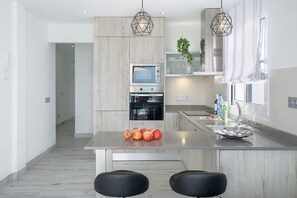 Kühlschrank, Mikrowelle, Ofen, Geschirrspüler