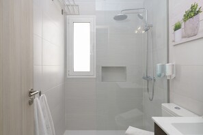 Shower, hair dryer, towels - Casa Mercedes, Apt 4 - Sea View and Terrace, Puerto del Carmen - Lanzarote (Puerto del Carmen)