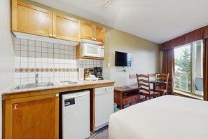 2 bedrooms, iron/ironing board, internet, bed sheets