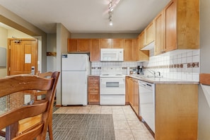 Réfrigérateur, four à micro-ondes, un four, surface de cuisson