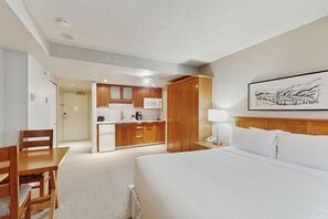 Tabla de planchar con plancha, internet y ropa de cama 