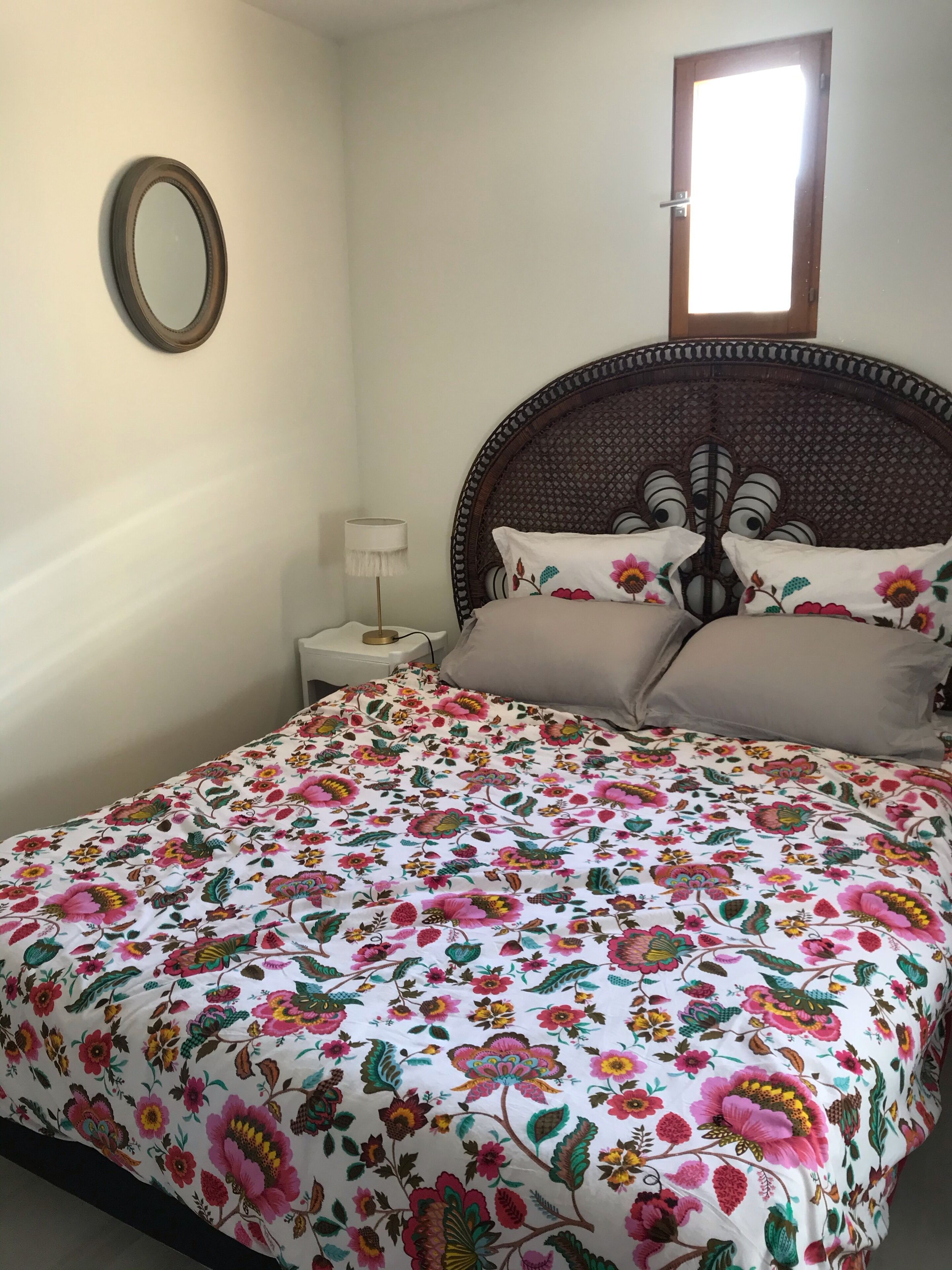 2 chambres, bureau, chambres insonorisées, fer et planche à repasser