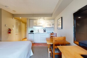 Iron/ironing board, internet, bed sheets