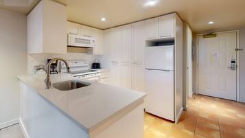 Microonde, forno, piano cottura, lavastoviglie