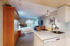 Tabla de planchar con plancha, wifi y ropa de cama 