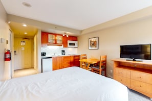 Iron/ironing board, WiFi, bed sheets