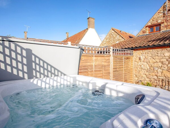 Outdoor spa tub - Poppy Cottage - UK31296 (Locking, near Weston-Super-Mare)
