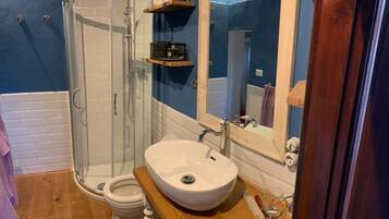 SĂšche-cheveux, serviettes fournies, savon, papier toilette