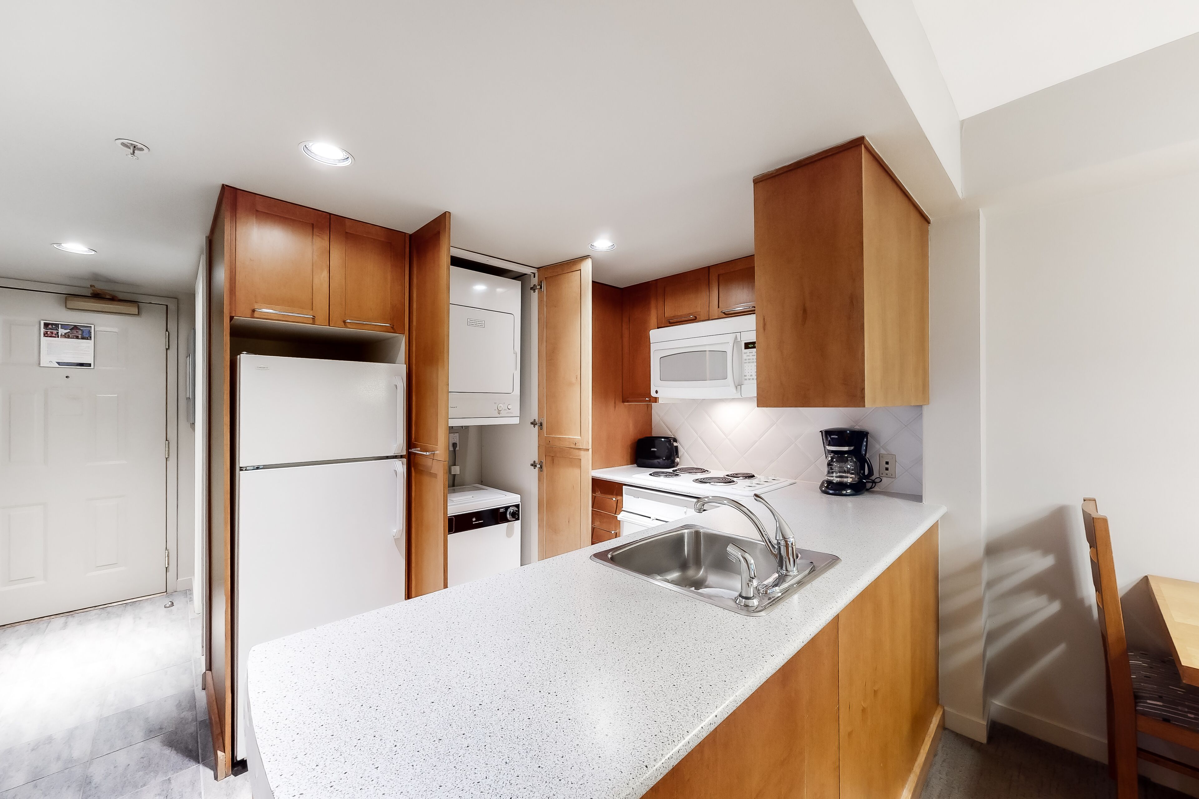 Mikrobølgeovn, ovn, kokeplater og oppvaskmaskin