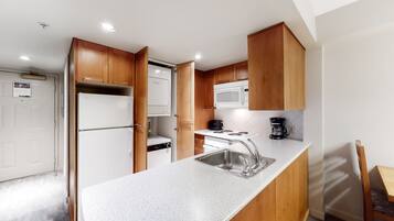 Microondas, horno, parrilla de estufa y lavavajillas