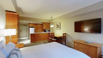 Strykejern/-brett, internett (inkludert) og sengetøy