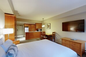 Strykejern/-brett, internett (inkludert) og sengetøy