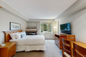 Tabla de planchar con plancha, internet y ropa de cama 