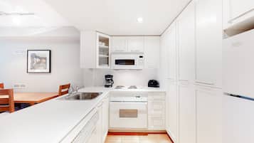 Microonde, forno, piano cottura, lavastoviglie