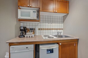 Four à micro-ondes, surface de cuisson, lave-vaisselle