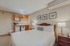 Fer et planche à repasser, accès à Internet, literie fournie