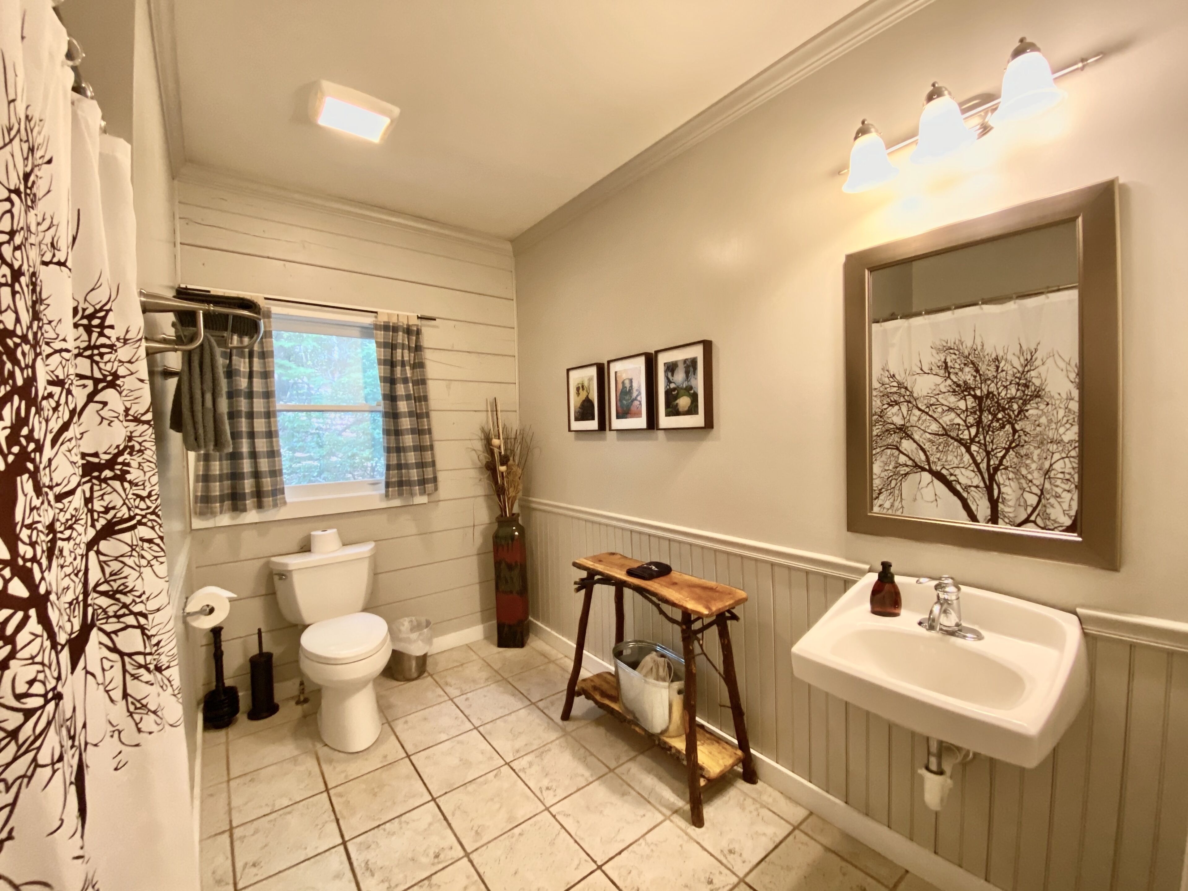 Tina con regadera, secadora de cabello, toallas, jabón 