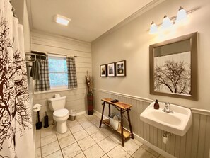 Ensemble baignoire-douche, séchoir à cheveux, serviettes fournies, savon