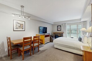 Strykejern/-brett, internettilgang og sengetøy