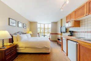 2 bedrooms, iron/ironing board, internet, bed sheets