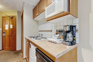 Four à micro-ondes, surface de cuisson, lave-vaisselle