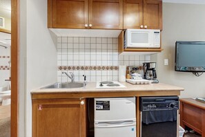 Four à micro-ondes, surface de cuisson, lave-vaisselle