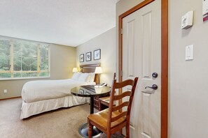 Fer et planche à repasser, accès à Internet, literie fournie